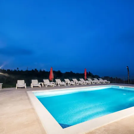 Maslina, A Charming And Private 15 Km From The Sea Semesterbostad