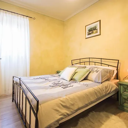 Maslina, A Charming And Private 15 Km From The Sea