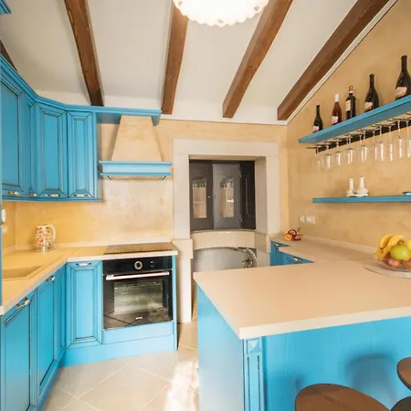 Maslina, A Charming And Private 15 Km From The Sea Semesterbostad
