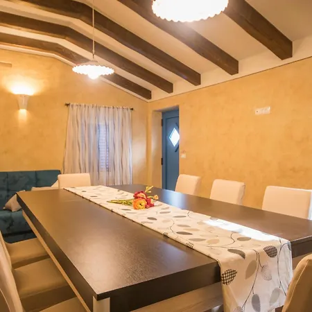 Maslina, A Charming And Private 15 Km From The Sea Pićan