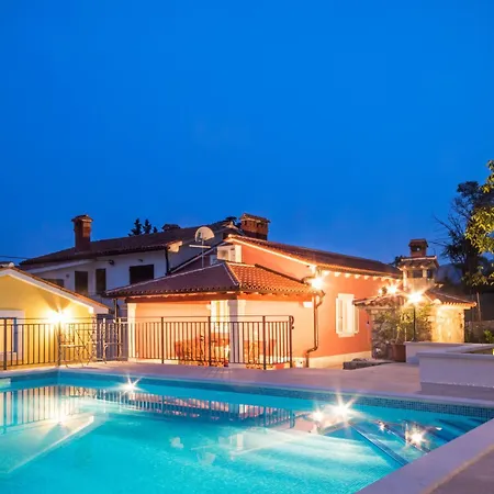 Maslina, A Charming And Private 15 Km From The Sea
