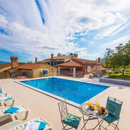 Maslina, A Charming And Private 15 Km From The Sea